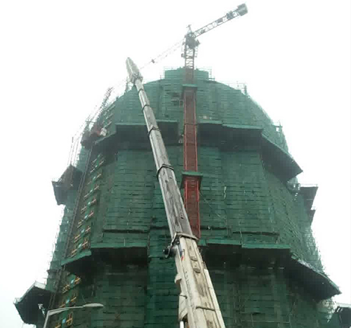 冠县吊车在工地上作业